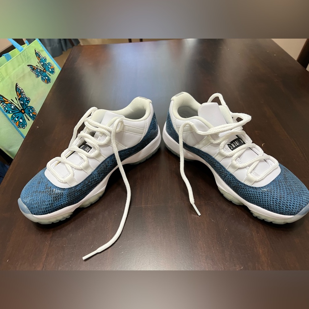 NWOT Air Jordan 11 size 7.5m, Womens 9